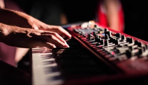 Charlie Puth\’s new album \”Voicenotes\” is releasing